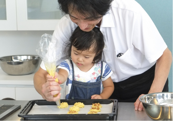 ダミーです親子クッキングの風景