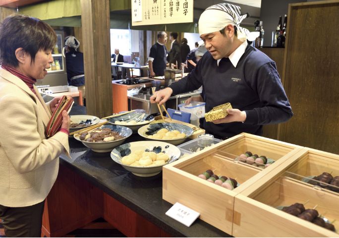 店内では手づくりの団子・おもちの販売も